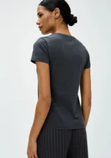 Remera verde claro de algodón, de corte clásico y mangas cortas.