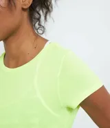Remera deportiva de manga corta color verde neón, con cuello redondo y corte básico.