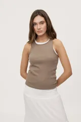 Musculosa de algodón con elastano, de textura acanalada y calce al cuerpo, color marrón topo con cuello redondo y sisas amplias.