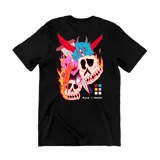 Remera negra de algodón con estampa gráfica en la espalda que presenta calaveras, llamas, cuchillos y elementos abstractos en colores vibrantes.