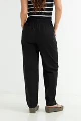 Pantalón blanco de lino y viscosa, de corte ancho y largo cropped.