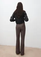 Pantalon de vestir de talle alto y corte recto color marron, con bolsillos laterales y presillas para cinturon e incluye un cinturon a tono.