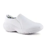 Zapato blanco de cuero sintético, tipo mocasín, con elásticos laterales y suela antideslizante. Interior forrado con tela estampada de flores.