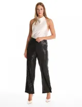 Pantalón de noche con lentejuelas rojas, de corte recto y caída fluida. Cuenta con cintura elástica y bolsillos laterales.