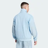 Campera deportiva Adidas color celeste claro, con cuello alto, cierre frontal y franjas horizontales en el pecho en tonos blancos y celestes. Cuenta con bolsillos laterales y las clásicas tres tiras de la marca en las mangas.
