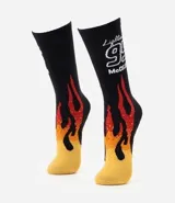Medias de caña larga con diseño inspirado en Rayo McQueen de Cars. Presentan un estampado de llamas en tonos rojos, naranjas y amarillos sobre una base negra, con el número 95 y el nombre del personaje bordados en la parte superior.