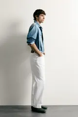 Jeans relaxed fit color blanco, de corte recto y tiro medio con tejido de algodón rígido. Cuenta con cinco bolsillos, efecto ligeramente lavado, perneras con raya de planchado y cierre frontal con cremallera y botón.