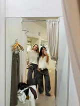 Jean de corte wide leg en color gris, con diseño de cinco bolsillos, cierre frontal con botón y costuras reforzadas.