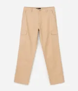 Pantalón cargo de sarga color beige, de corte recto, con bolsillos laterales y bolsillos cargo con solapa en las piernas. Cuenta con cintura con pasacintos y cierre de botón con cremallera.