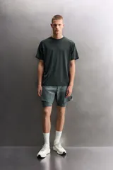 Camiseta de entrenamiento Zara Athleticz regular fit, confeccionada en tejido técnico negro, ligero y elástico. Cuenta con cuello redondo, manga corta y costuras planas.
