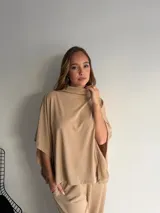 Pantalón de corte recto y holgado, confeccionado en tejido de algodón y poliéster, con cintura elástica.