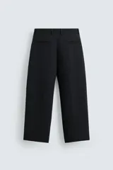 Pantalón de corte relajado en color verde militar, con diseño de pliegues frontales, bolsillos laterales y cierre de cremallera con botón.