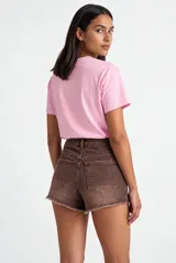 Short de denim azul de tiro alto, con roturas en el frente y bordes desmechados.