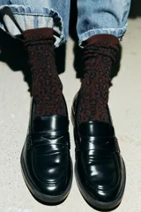 Par de calcetines con estampado animal print de leopardo en tonos marrones y beige, con acabado en rib en la parte superior.