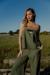 Conjunto de dos piezas compuesto por un top sin mangas con diseño bicolor en blanco y negro y detalle bordado frontal, y un pantalón de corte recto y ancho en color negro con bolsillos laterales y cintura ajustable.