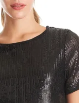 Blusa de manga corta con acabado de lentejuelas en color verde esmeralda, escote a la base y forro interno a tono.