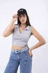 Top sin mangas de tejido acanalado, color negro, con cuello polo abierto y escote pronunciado en V. Presenta un pequeño parche con inscripción en el bajo.