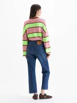 Jeans de tiro medio y corte recto, confeccionados en denim azul con lavado clásico.