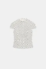 Top de popelín blanco con estampado de lunares negros, de manga corta, cuello redondo y cierre frontal con botones. Cuenta con bolsillos de parche en la parte delantera.