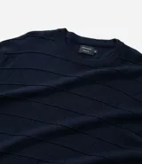 Suéter negro de punto con cuello redondo y mangas largas. Diseño con líneas horizontales en relieve.