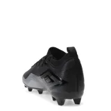 Championes de fútbol Umbro Vibe HG, color negro con detalles en gris. Presentan un diseño moderno con capellada sintética resistente, cuello tipo media para mayor ajuste y suela con tapones estratégicos para césped natural.
