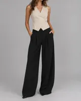 Pantalón sastrero de corte ancho y tiro alto, color negro, con bolsillos laterales y pinzas frontales.