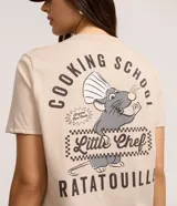 Remera de manga corta y escote redondo, color beige, con un pequeño estampado localizado en el pecho del personaje Remy de Ratatouille con el texto "Little Chef Ratatouille".