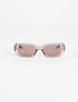Lentes de sol con armazón voluminoso de acetato color lila translúcido y cristales color café.