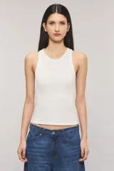 Musculosa slim blanca de ribb de viscosa suave, con cuello redondo, sin mangas y largo hasta la cadera. Cuenta con un sutil isologo marcario bordado en el delantero.