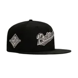 Gorro New Era 59Fifty negro con logo de los Baltimore Orioles bordado en el frente y parche conmemorativo del 25 aniversario del estadio en el lateral.