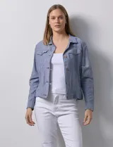 Camperita corta de lino y rayón de la marca Dash, color azul melange, con cuello camisero, cierre frontal de botones, bolsillos plaqué con solapa en el pecho y mangas largas.