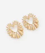 Aros tipo botón con diseño de corazón calado en el centro, rodeado por una estructura de pétalos en relieve con acabado en baño de oro envejecido.