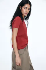 Camiseta de manga corta color rosado, con cuello redondo y corte regular. Confeccionada en tejido de punto interlock elástico y flexible.