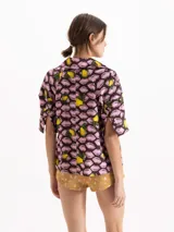 Camisa de seda color marrón y rosa con estampado de labios y limones, de calce relajado, silueta en línea A y mangas cortas.