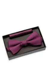 Moña color borgoña con pañuelo de bolsillo a juego.