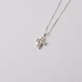 Collar de cadena fina de plata 925 con dije de cruz compuesto por pequeñas piezas de nácar incrustadas.
