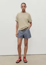 Shorts de algodón estilo denim con diseño de rayas finas, tiro medio, bolsillos y cierre frontal con botón y cremallera.
