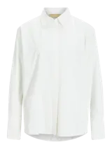 Camisa de manga larga confeccionada en popelín, con cuello clásico y cierre frontal de botones. Presenta un corte relajado y puños anchos.