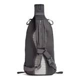 Mochila tipo morral de un solo hombro, color negro con textura cuadriculada. Cuenta con cierre lateral, correas ajustables para uso ambidiestro y panel trasero de espuma para mayor comodidad.