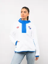 Buzo de micropolar blanco con capucha, cierre frontal parcial y detalles en color azul. Presenta el logo de Umbro y el escudo del Club Nacional de Football bordados en el pecho.