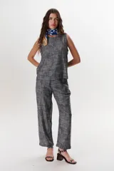 Pantalón de vestir azul de corte recto.