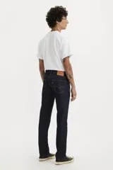 Pantalón de jean corte slim fit, color azul oscuro, con cierre de botón y cremallera, y bolsillos laterales y traseros.