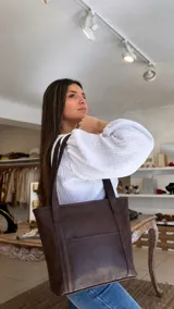 Blusa blanca de manga larga con volados frontales y cuello redondo, confeccionada en tejido texturizado con puños elásticos.