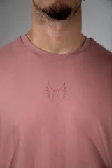 Remera de algodón elastizado, de corte clásico y cuello redondo, con pequeño logo bordado en el centro del pecho.