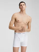 Pack de tres calzoncillos tipo boxer brief de algodón elástico, color blanco, con cintura elástica distintiva de la marca.