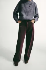 Jeans de tiro medio con corte ballon fit, cinco bolsillos y cierre frontal con cremallera y botón metálico.