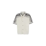 Cardigan de punto blanco de manga corta con cuello polo, cierre frontal de botones, bolsillos delanteros y detalles de rayas degradadas en gris y negro en los hombros y mangas.