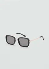 Gafas de sol cuadradas con montura negra de pasta y puente metálico dorado. Lentes grises con protección UV total y filtro de categoría 3.