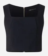 Top cropped negro de crepé, con escote cuadrado y breteles anchos. Presenta cierre en la espalda con tirador metálico en forma de corazón.