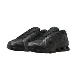 Championes Nike modelo Reax 8 color negro, con amortiguación en el talón y capellada combinada de malla y material sintético.